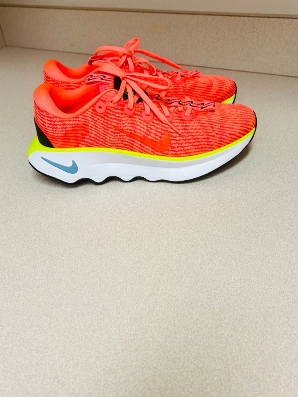 Nike Motiva like new 9.5 Excellent walking shoe